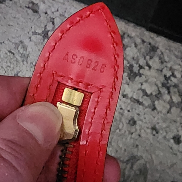 Louis Vuitton Red EPI St Jacques GM - Picture 16 of 16